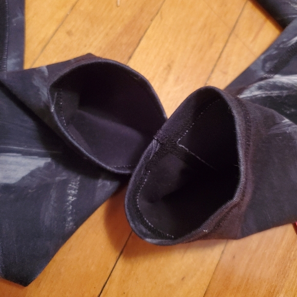 Alo Yoga Paint Stroke / Airbrush full leggings. Black, gray and white. Size S. - Picture 12 of 12